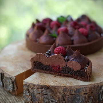 Summer chocolate tarlet with raspberries