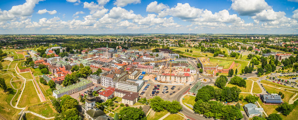 Zamość - Panorama starego miasta z lotu ptaka. Krajobraz zabytkowej części Zamościa.
