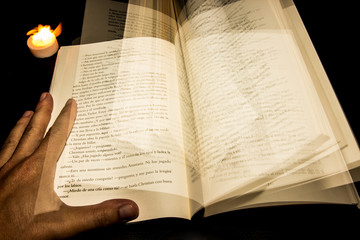 paginas de un libro pasando con la luz de una vela