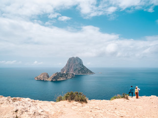 turistas admirando los islotes de Es Vedrá y Es Vedranell, en el parque natural de cala d´hort,...