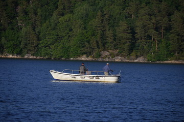 Fototapeta na wymiar Zwei Angler im Boot