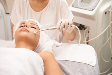 Obraz na płótnie Canvas Young client of spa salon having relaxing procedure for facial skin rejuvenation