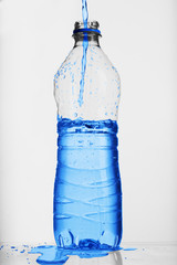 nalewanie wody do plastikowej butelki