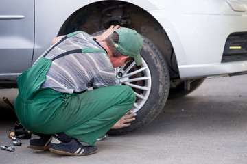 A gearhead verifies the installation of the wheel