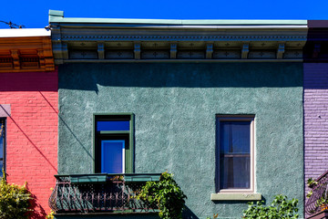 Fototapeta na wymiar Montreal colorful house