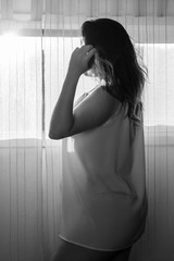 mulher sozinha sensual no quarto