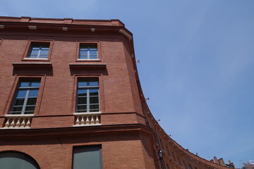 batiment Toulousain en angle