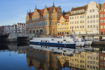 Fototapeta premium Ancient colored houses on the promenade of the river at dawn in Gdansk. Poland