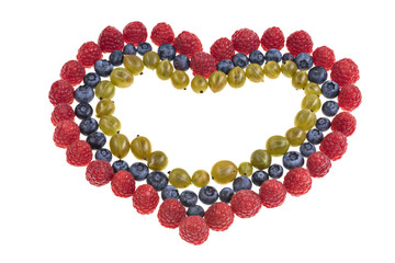 Himbeeren Heidelbeeren und Stachelbeeren in Herzform