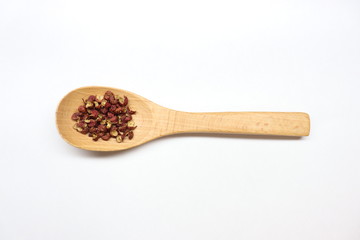 花椒の粒と木のスプーン／Sichuan pepper