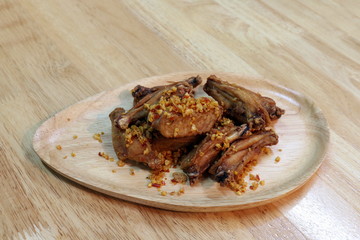 Fried chicken wings with garlic, With crispy garlic chicken wings on Dishes, trays, Wood, Fried foods