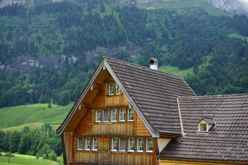 Fototapeta na wymiar Traditionelles Holzhaus in der Schweiz