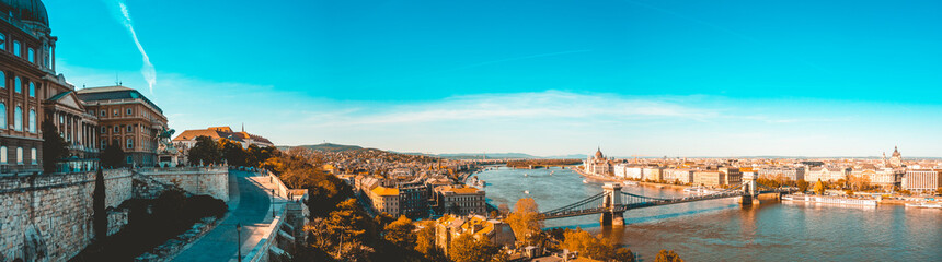 Obraz premium big 180 degree panorama of royal palace and danube river at budapest