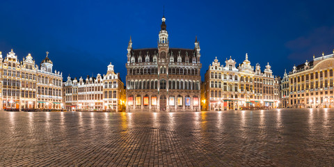 Fototapeta na wymiar Panoramic view of majestic Grand Place Square with King's House or Breadhouse at night in Belgium, Brussels