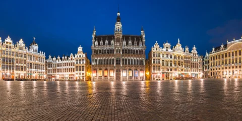Fototapeten Panoramic view of majestic Grand Place Square with King's House or Breadhouse at night in Belgium, Brussels © Kavalenkava