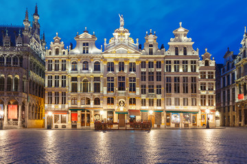 Fototapeta na wymiar Beautiful houses of the Grand Place Square at night in Belgium, Brussels. From right to left L'Etoile, Le Cygne, L'Arbre d'or, La Rose, Le Mont Thabor