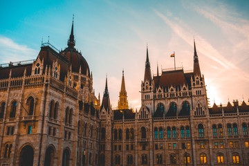 Fototapeta premium beautiful parliament of hungary with warm sunlight behind the towers
