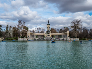 Fototapeta na wymiar Wonderful lake in Retiro Park Madrid with its paddle boats