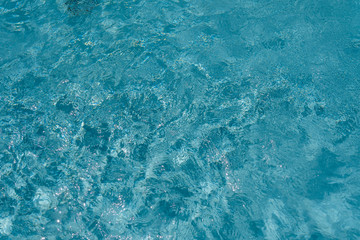 Wasser im Pool mit spritzenden Tropfen