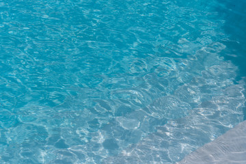 Obraz premium Wasser mit Wellen im Schwimmbecken im Sommer