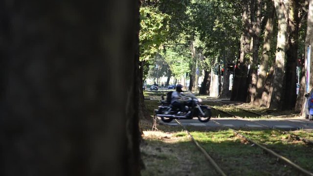 tramvia di Milano in una zona centrale della citt&agrave; con incroci e attraversamenti pedonali
