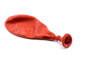 Rot Luffballon ohne Luft isoliert freigestellt auf weißen Hintergrund, Freisteller