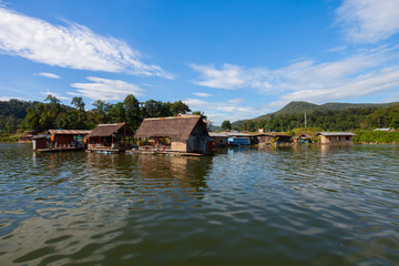 Obraz premium Fisherman village beside river with sunrise reflection in early morning located thai gulf of thailand
