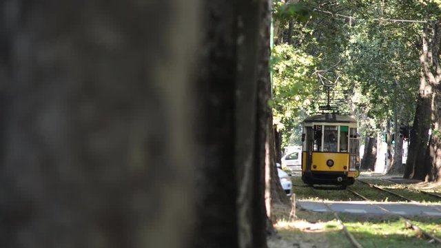tramvia di Milano in una zona centrale della citt&agrave; con incroci e attraversamenti pedonali