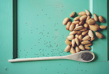 Fondo de madera con almendras y semillas de chía 
