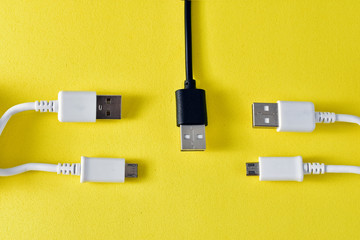 Cables usb para transmitir datos en fondo amarillo