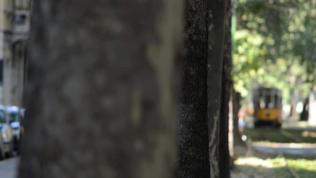 tramvia di Milano in una zona centrale della citt&agrave; con incroci e attraversamenti pedonali