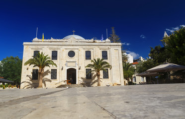 Fototapeta na wymiar square in front of the Church of Saint Titus in the historic center of the city.