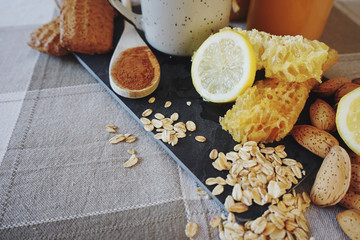 Remedios naturales de miel, canela, limón y produtos integrales 