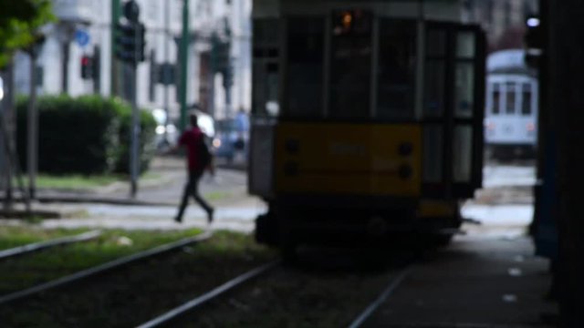 tramvia di Milano in una zona centrale della citt&agrave; con incroci e attraversamenti pedonali