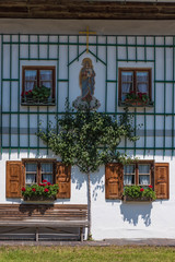 Bauernhaus Fassade mit Obstbaum Spalier und Marienbild