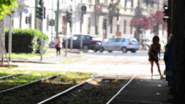 tramvia di Milano in una zona centrale della citt&agrave; con incroci e attraversamenti pedonali