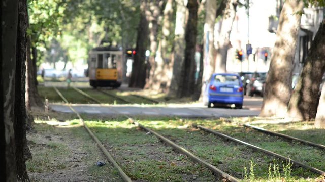 tramvia di Milano in una zona centrale della citt&agrave; con incroci e attraversamenti pedonali
