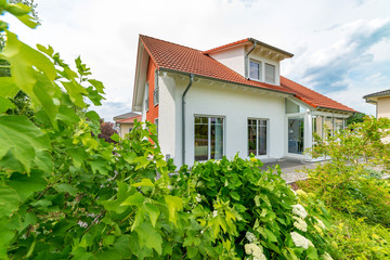 modernes Einfamilienhaus im Grünen