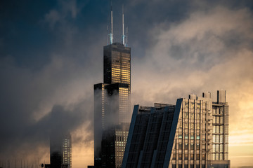 Naklejka premium Chicago Skyline W Chmurach Na Burzowym Dniu