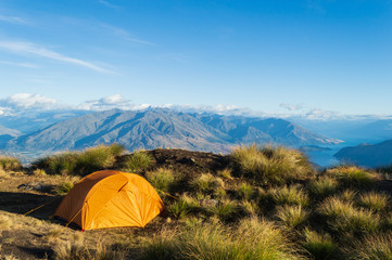 Zelt vor malerischer Gebirgskulisse auf Roys Peak