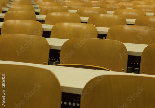 Close Up file ordinate simmetriche sedie. Aula universitaria vuota ... Close Up file ordinate simmetriche sedie. Aula universitaria vuota ...