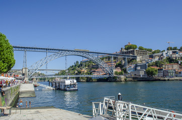 Fototapeta premium Puente de hierro Don Luis en Porto, Portugal un dia de verano 
