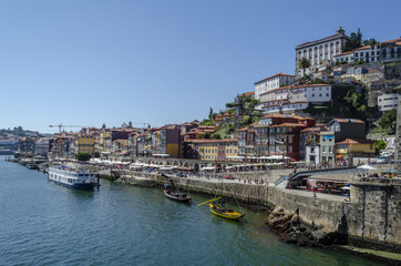 Fototapeta na wymiar Vista de la Ribera de Porto, en Portugal