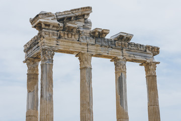 Obraz premium Apollo Temple Side, Turcja. Śródziemnomorski raj. Riwiera Turecka. Ruiny na plaży. Zabytek historyczny, starożytne greckie miasto, prowincja Antalya. Pamfilii. Antyczny kościół.