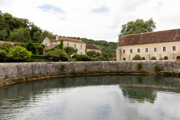 Fototapeta na wymiar Bassin de l'abbaye de Fontenay