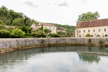 Fototapeta na wymiar Bassin de l'abbaye de Fontenay