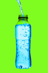 nalewanie wody do butelki