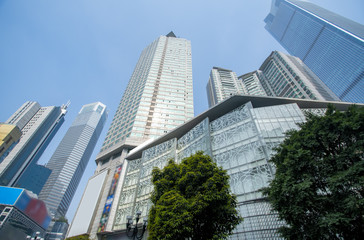 Obraz premium The architectural landscape of the commercial building in the city center of the city
