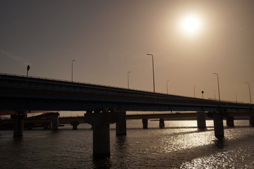 Fototapeta na wymiar 大橋と太陽