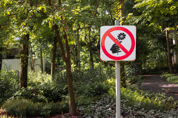 Do not pull flowers sign in the park
